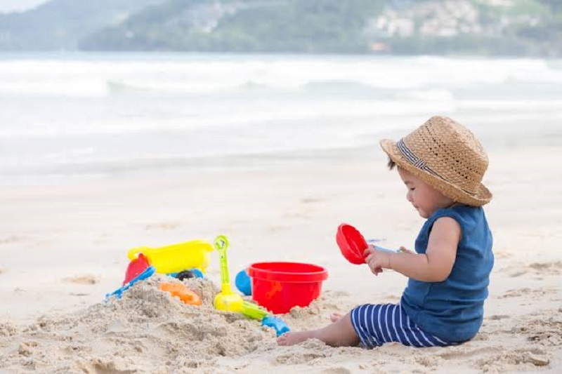 Bermain di pantai menjadi salah satu aktivitas favorit anak-anak saat liburan tiba.
