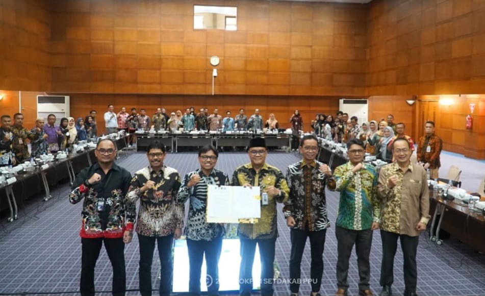 BAHAS INFLASI: Wabup PPU, Abdul Waris Muin (dua kiri) bersama Robi Ariadi (tiga kiri) dan kepala daerah lainnya berkomitmen menjaga inflasi bersama.  &nbsp;