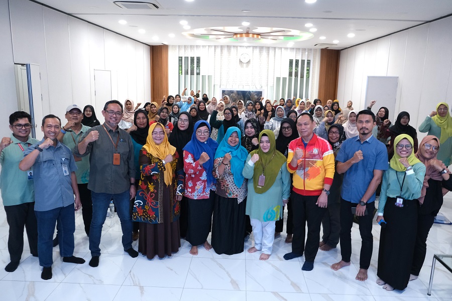ANTUSIAS: Manajemen PT Komatsu Remanufacturing Asia mengabadikan momen bersama petugas Puskesmas Karang Joang, perwakilan Kecamatan Balikpapan Utara, Dinas Kesehatan, PT Karsa Mulia Sejahtera.