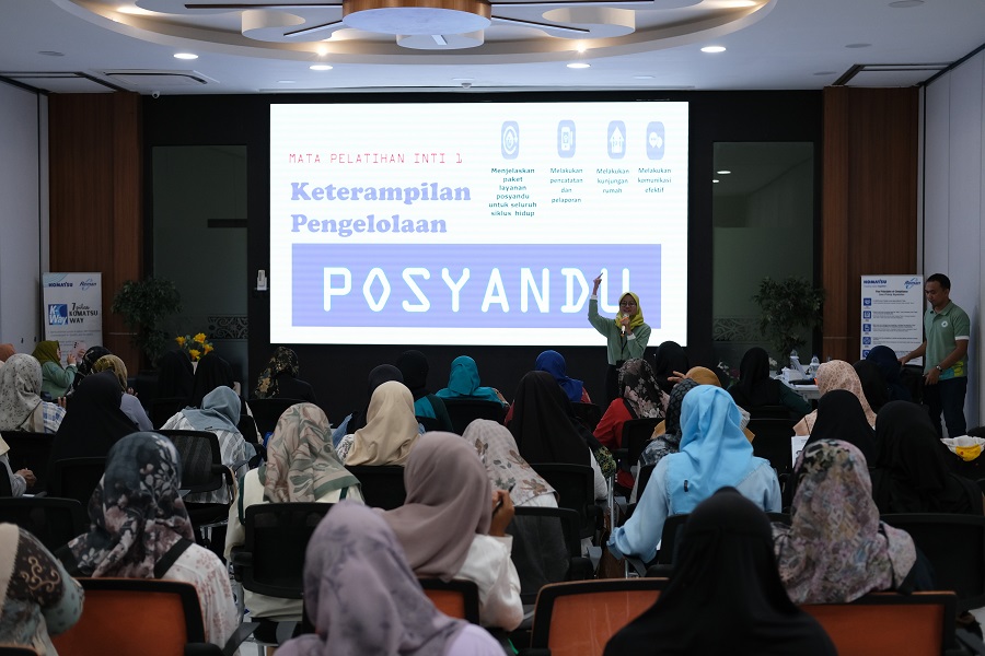 BERBAGI: Pemateri memberikan ilmu keterampilan dasar kepada para kader posyanmdu di Kelurahan Karangjoang.