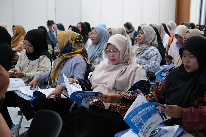 SEMANGAT: Para peserta membaca materi dari modul yang disiapkan panitia.