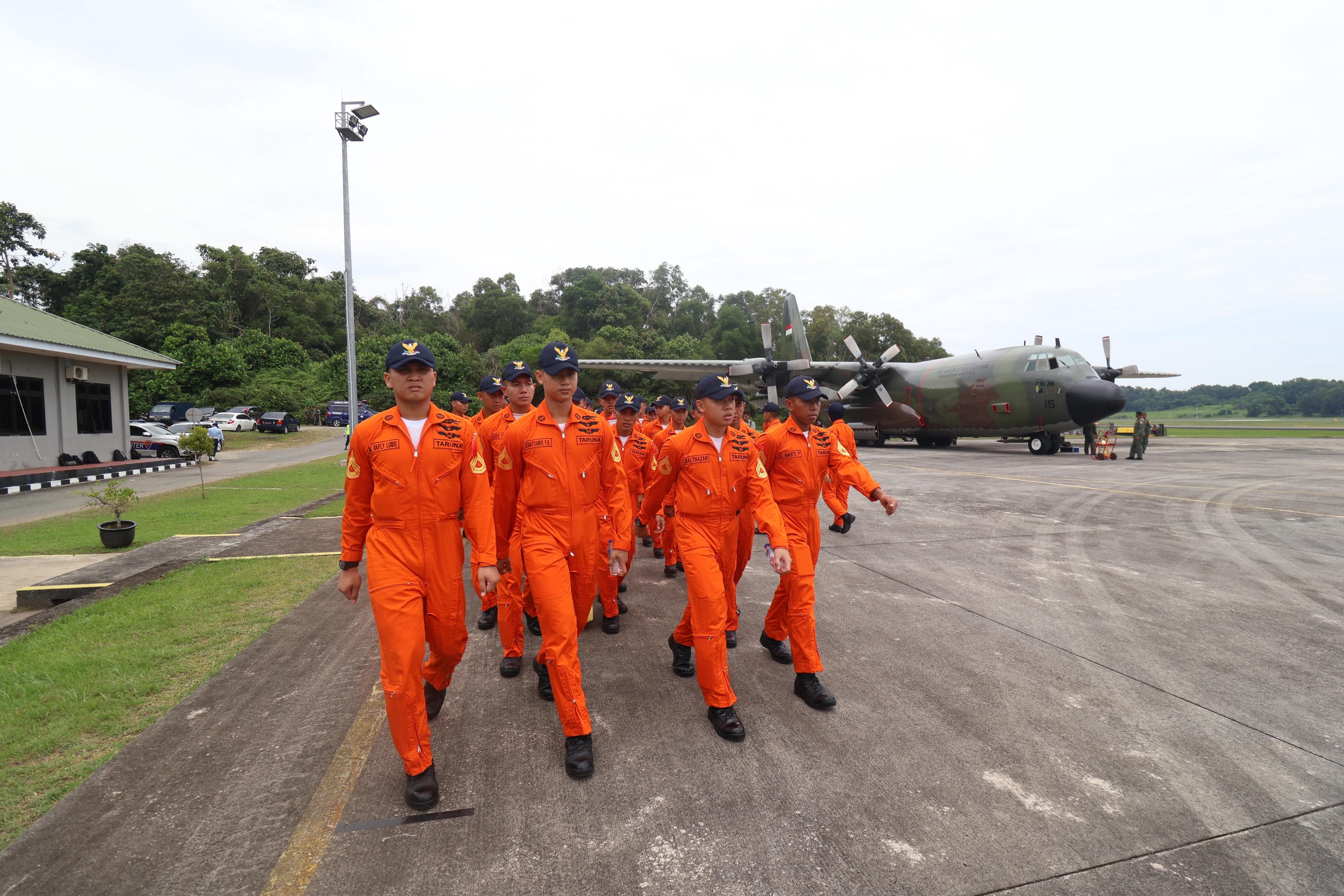 BEKAL: Para taruna Akademi Angkatan Udara (AAU) saat menjalani pelatihan navigasi udara di Baseops Lanud Dhomber Balikpapan. (Anggi Pradhita/KP)