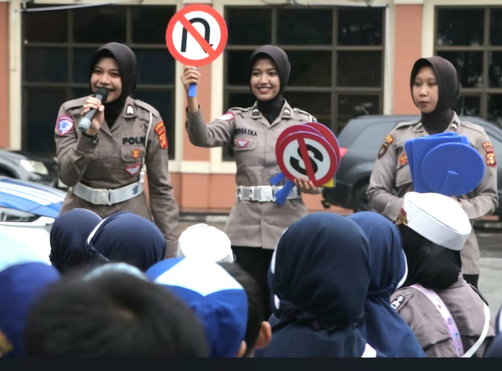 EDUKASI: Murid TK Az Zahra Balikpapan berkunjung ke markas Polda Kaltim, selain bermain mereka juga mendapatkan edukasi.