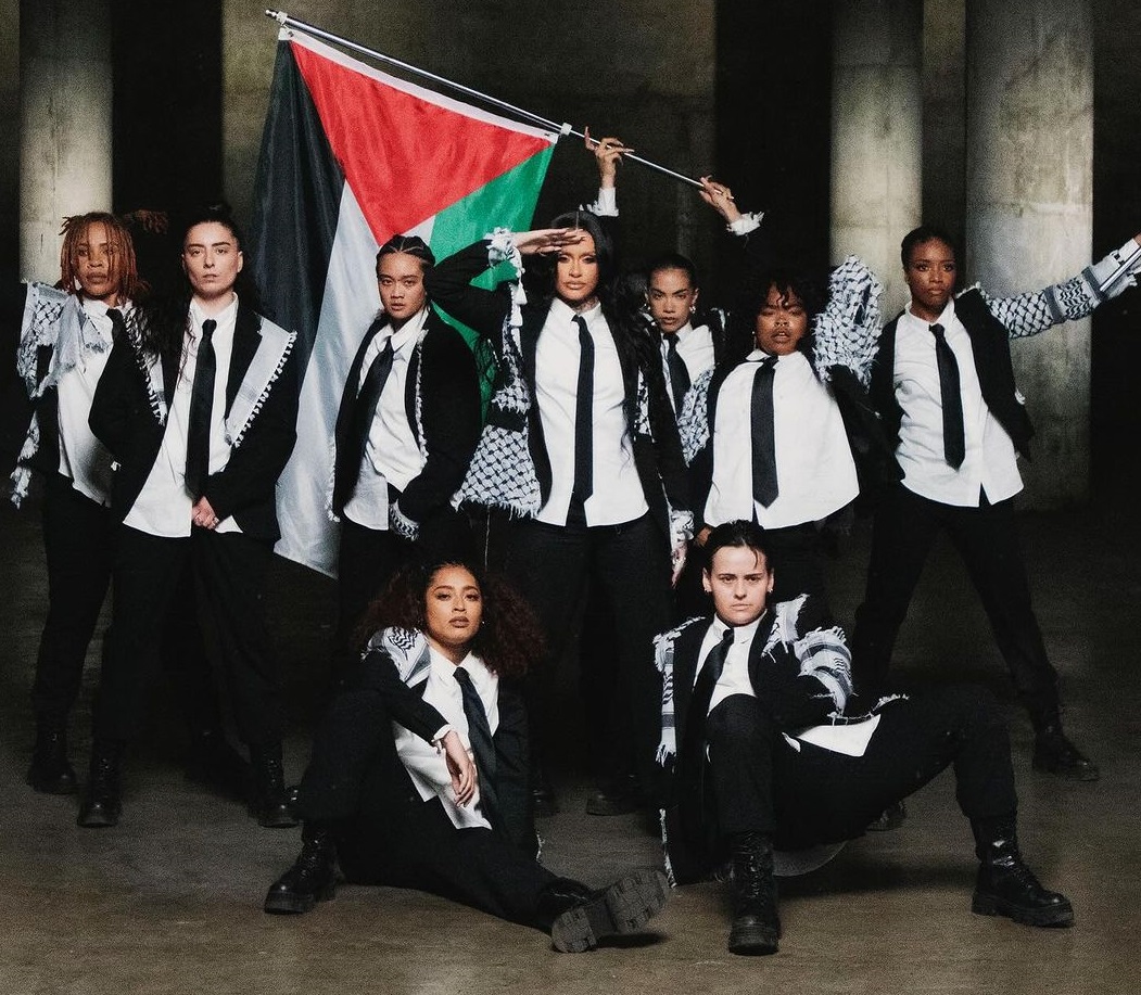 Penyanyi R&B Kehlani mengibarkan bendera Palestina.