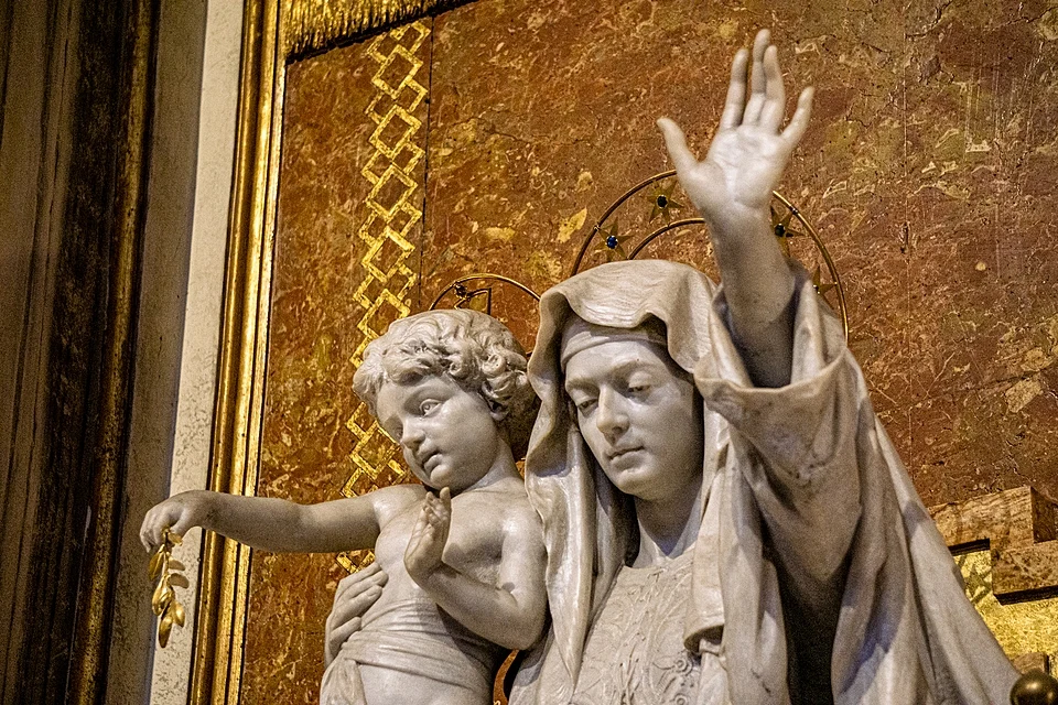 Gereja Basilika Santa Maria Maggiore didedikasikan untuk Bunda Maria.