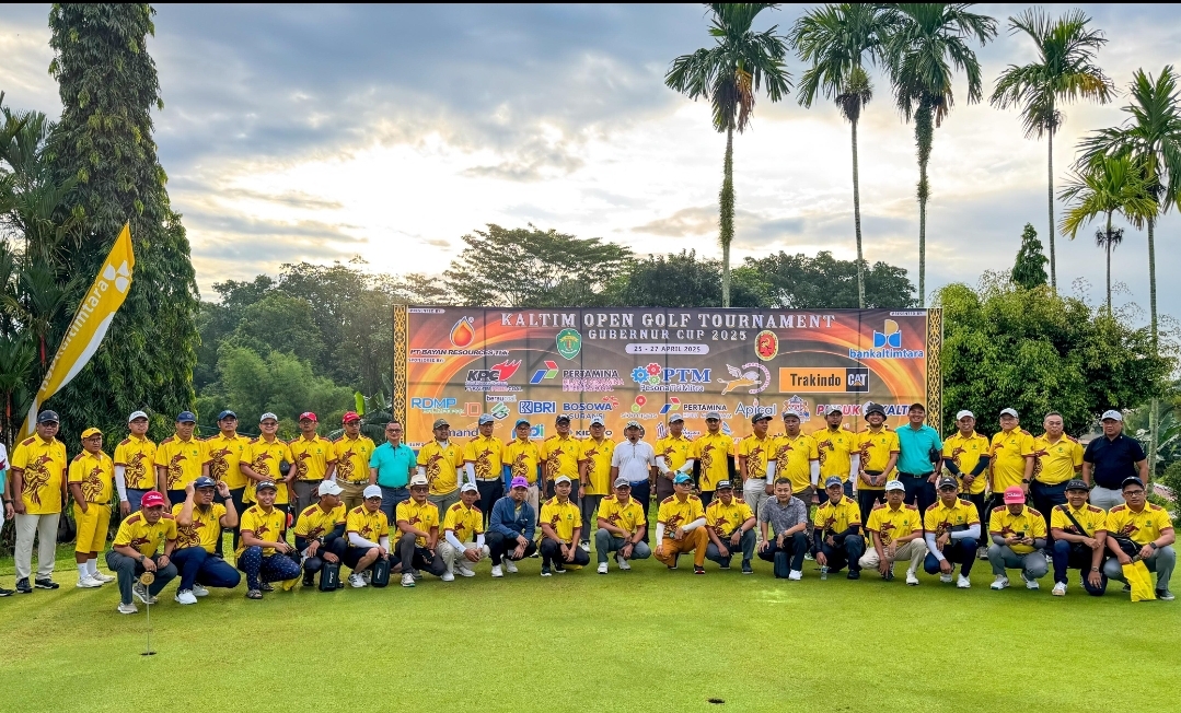 FUAD MUHAMMAD / KP BEREBUT GELAR: Para golfer saling unjuk kebolehan demi merebut gelar di Kaltim Open Golf Tournament Gubernur Cup 2025. (FUAD MUHAMMAD/KP)