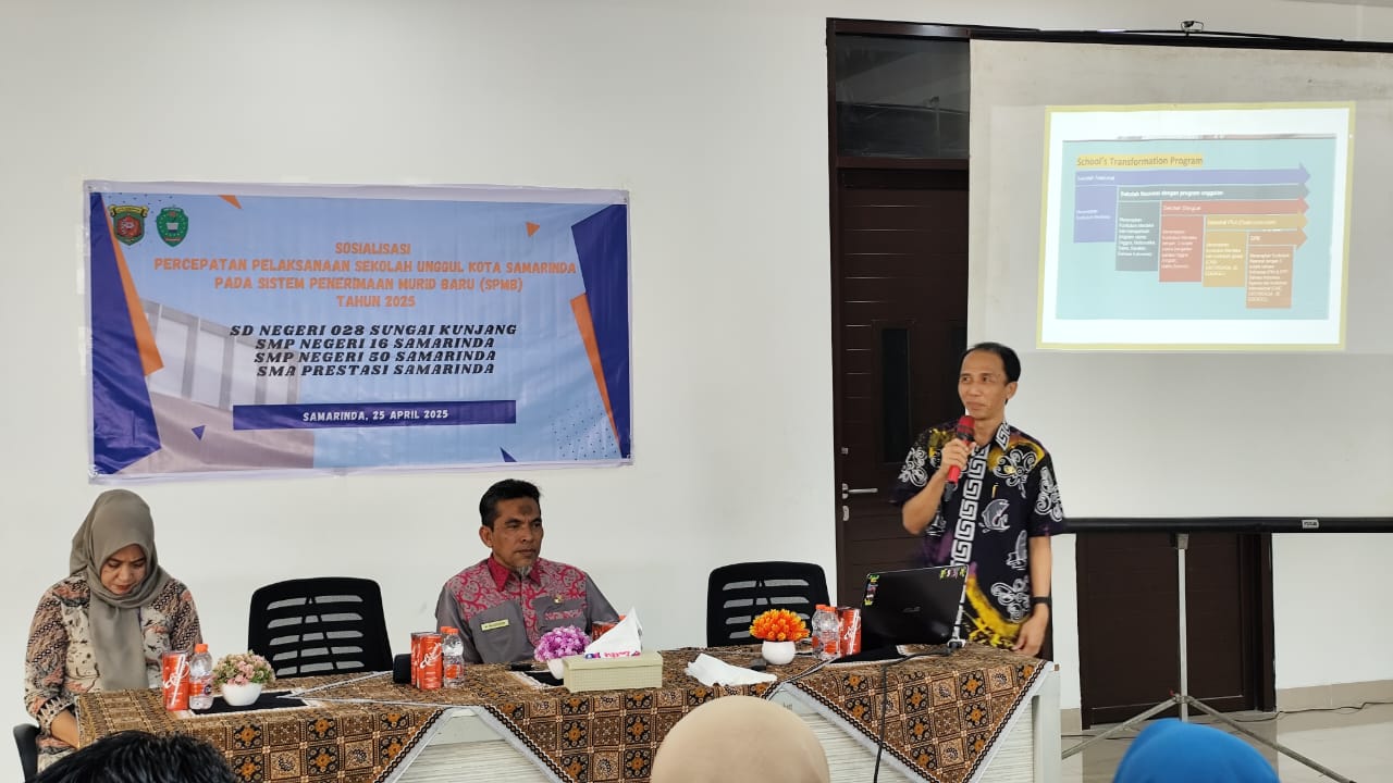 INFORMASI: Asli Nuryadin menyampaikan persiapan pendaftaran sekolah unggulan, di hadapan pemerintah kelurahan-kecamatan Sungai Kunjang dan ketua RT setempat, Jumat (25/4).