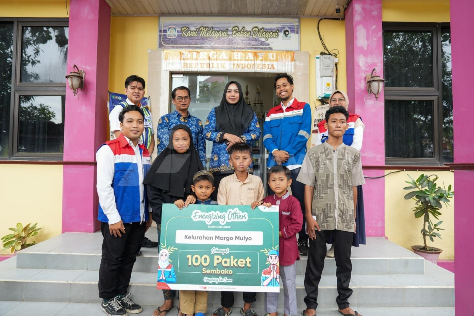 PAKET SEMBAKO: Melalui Program Energizing Other, PT KPB membagikan 2.025 paket sembako untuk warga PPU dan Balikpapan.