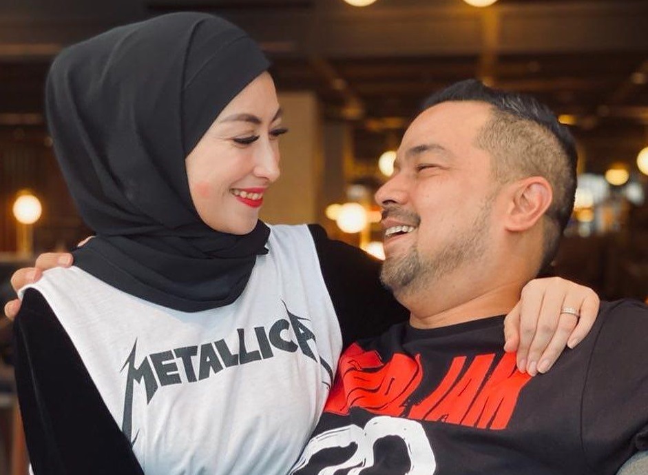 Sultan Djorghi bersama sang istri, Annisa Trihapsari yang mengenakan kaus berwarna putih dengan logo band Metallica.
