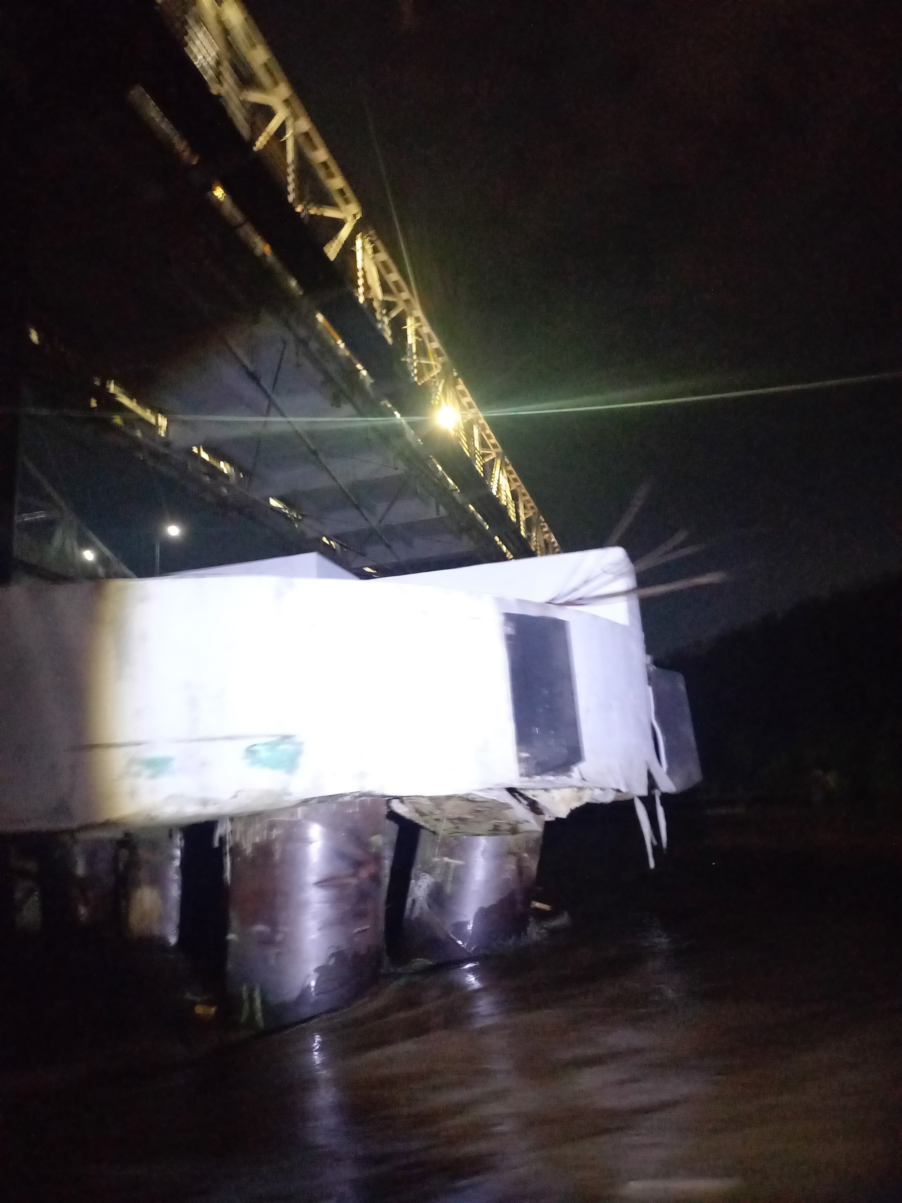 Pilar Jembatan Mahakam Samarinda yang tampak rusak setelah ditabrak.