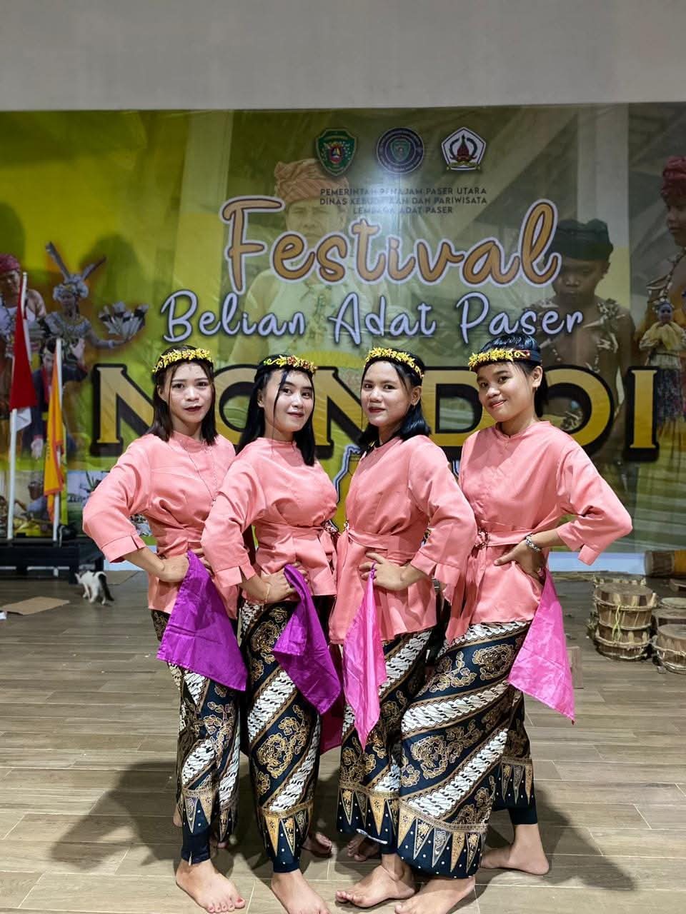 PENARI: Empat penari Tari Ronggeng sesaat sebelum tampil pada Festival Belian Adat Paser Nondoi tahun 2025. (FOTO: IST)