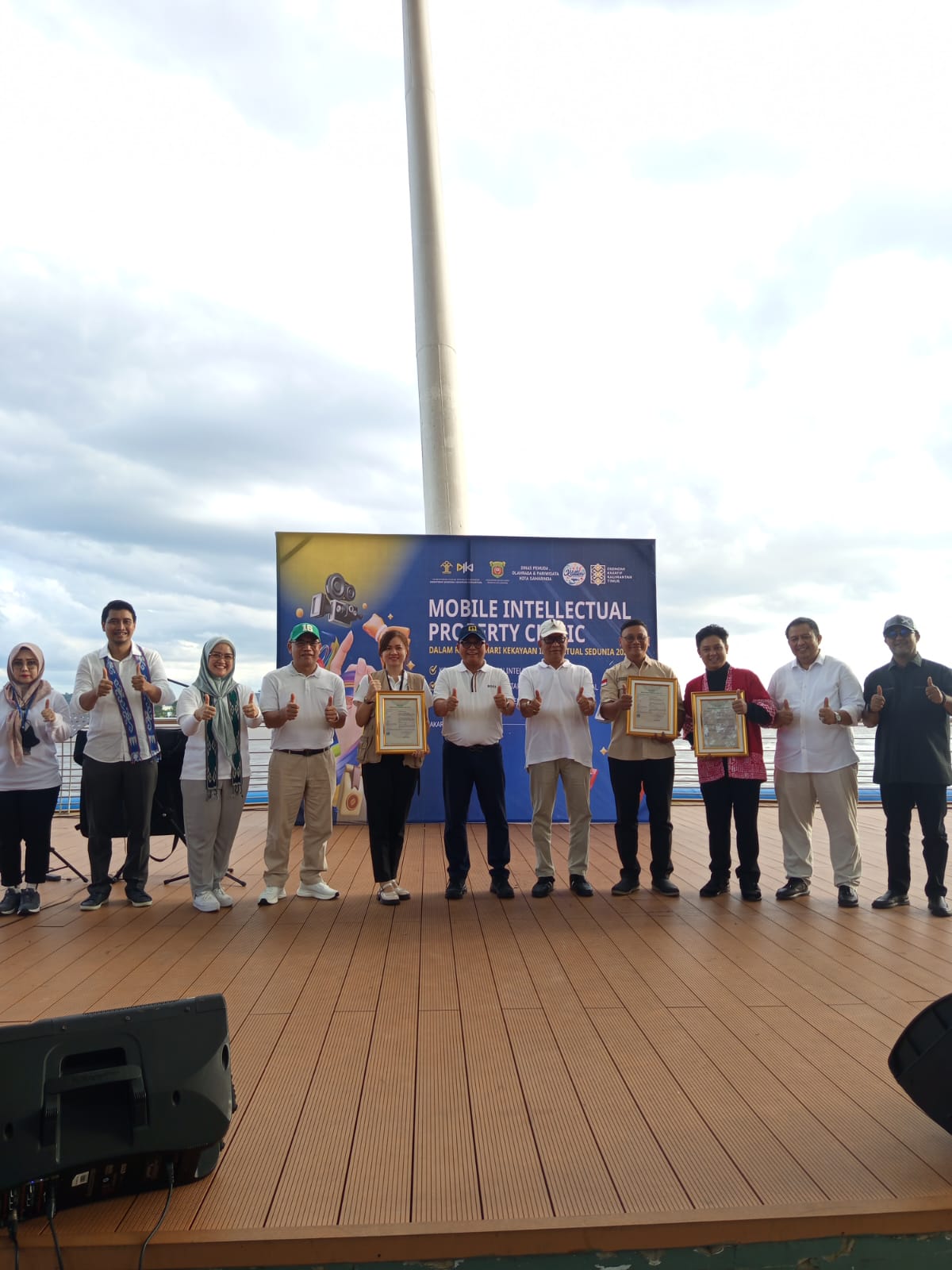 KEMERIAHAN: Para pejabat pemkot dan peserta membersamai di Hari Kekayakaan Intelektual Sedunia, Kanwil Kemenkum Kaltim gelar layanan konsultasi dan bazar di Teras Samarinda.