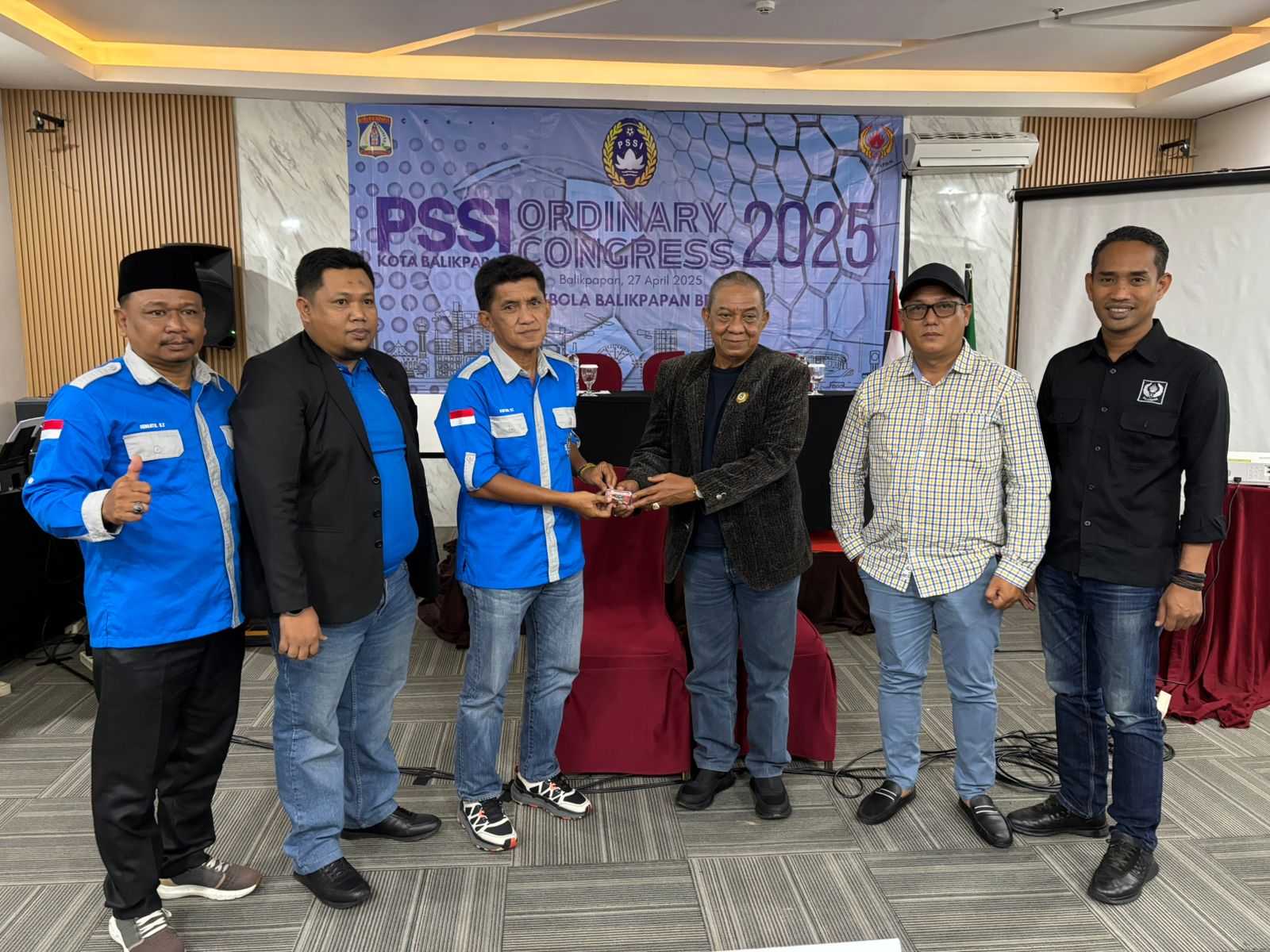 Syafruddin Duntu menerima cendera mata dari Ketua Askot PSSI Balikpapan Sukisno Winata seusai pembukaan Kongres Biasa 2025.
