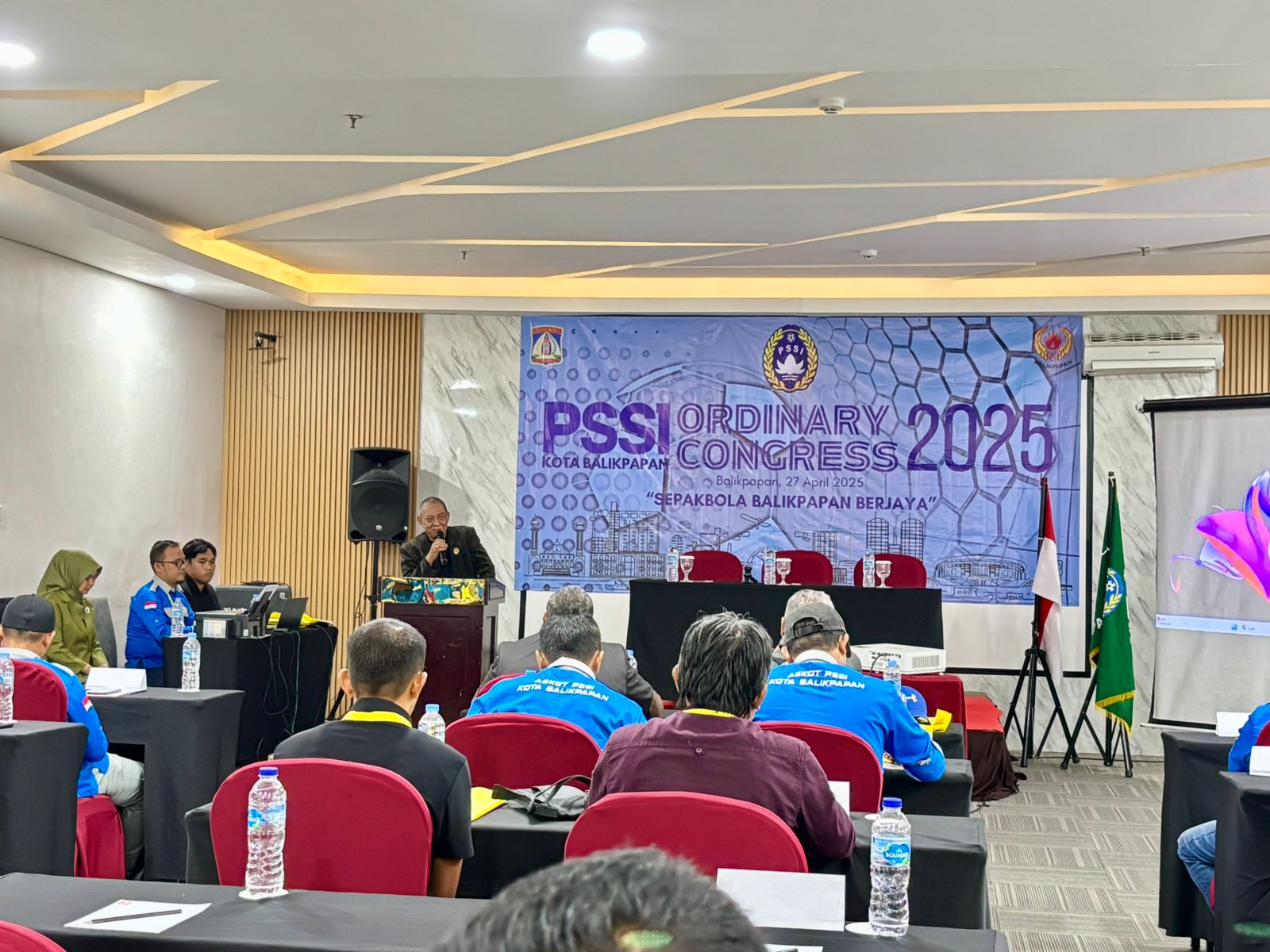 Syafruddin Duntu saat menyampaikan arahan dalam pembukaan Kongres Biasa Askot PSSI Balikpapan 2025.