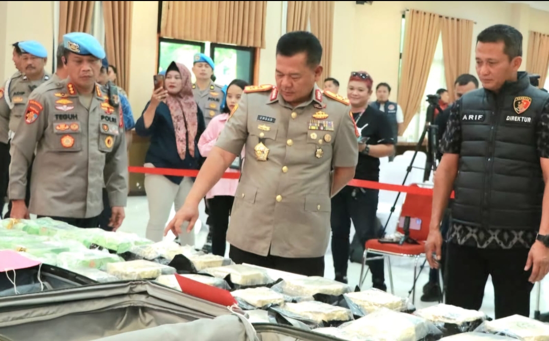 SABU: Kapolda Kaltim Irjen Pol Endar Priantoro (tengah) mengecek pengungkapan jajarannya.