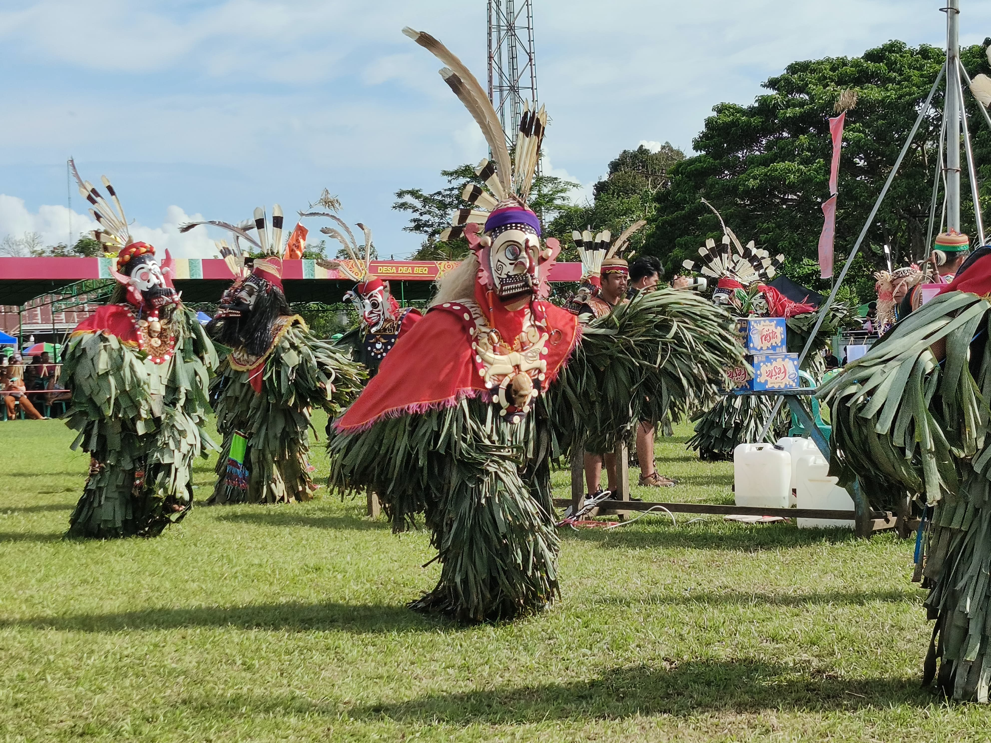 Tarian Hudoq dalam acara puncak Pesta Adat Lom Plai 2025 Dayak Wehea.