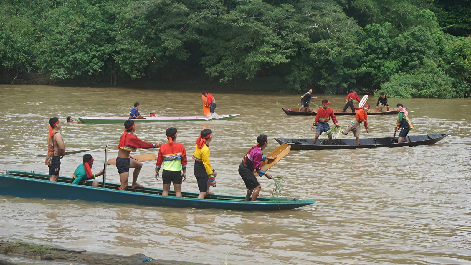 Menggunakan tombak tradisional dari rumput gajah, para lelaki dewasa Dayak Wehea beradu di sungai dalam ritual budaya yang penuh semangat.