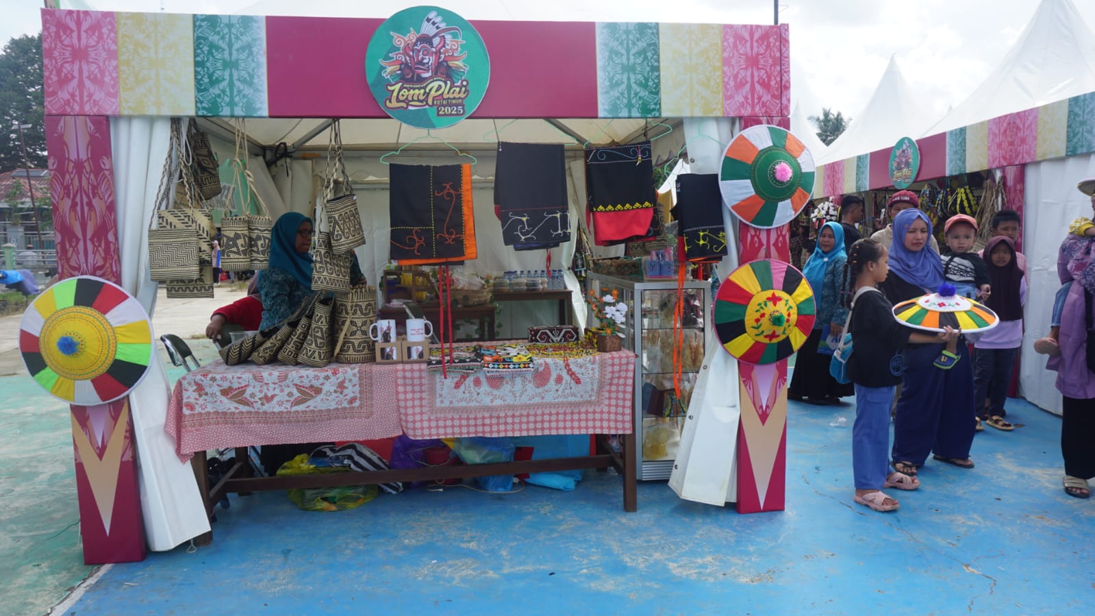 Stan Usaha Peningkatan Pendapatan Keluarga dari TP PKK Desa Nehas Liah Bing pada Festival Adat Dayak Wehea Lom Plai.