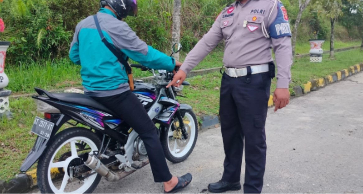 KNALPOT BRONG: Petugas Satlantas Polres PPU mengingatkan pengendara sepeda motor agar tidak menggunakan knalpot tak sesuai standar atau brong dalam kegiatan patroli di jalan raya.