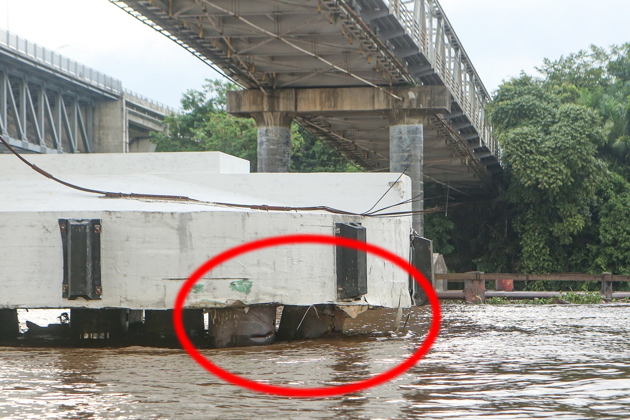 Pilar Jembatan Mahakam yang diduga miring setelah ditabrak.