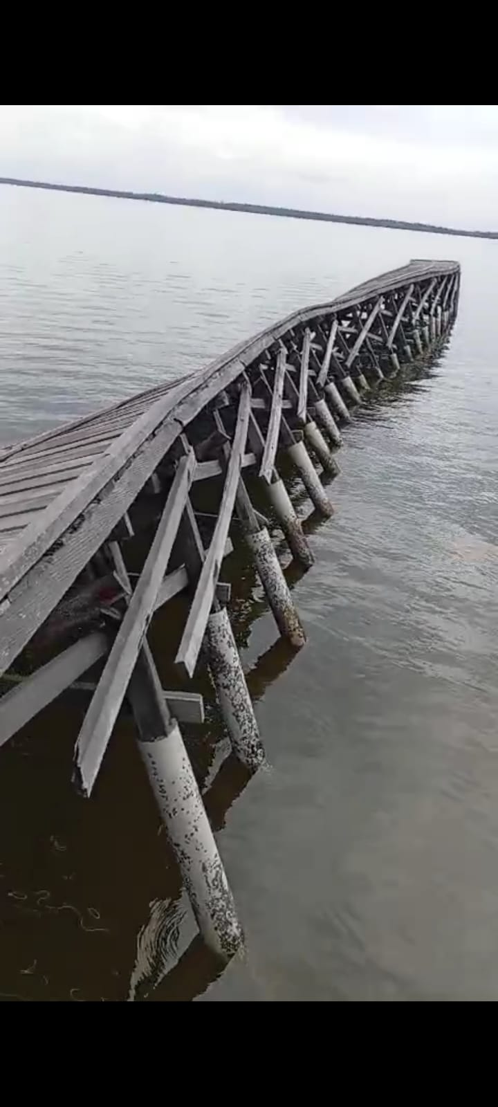 RUSAK: Jembatan titian kayu di Desa Tanjung Aru Kecamatan Tanjung Harapan hampir rubuh karena ditabrak kapal.