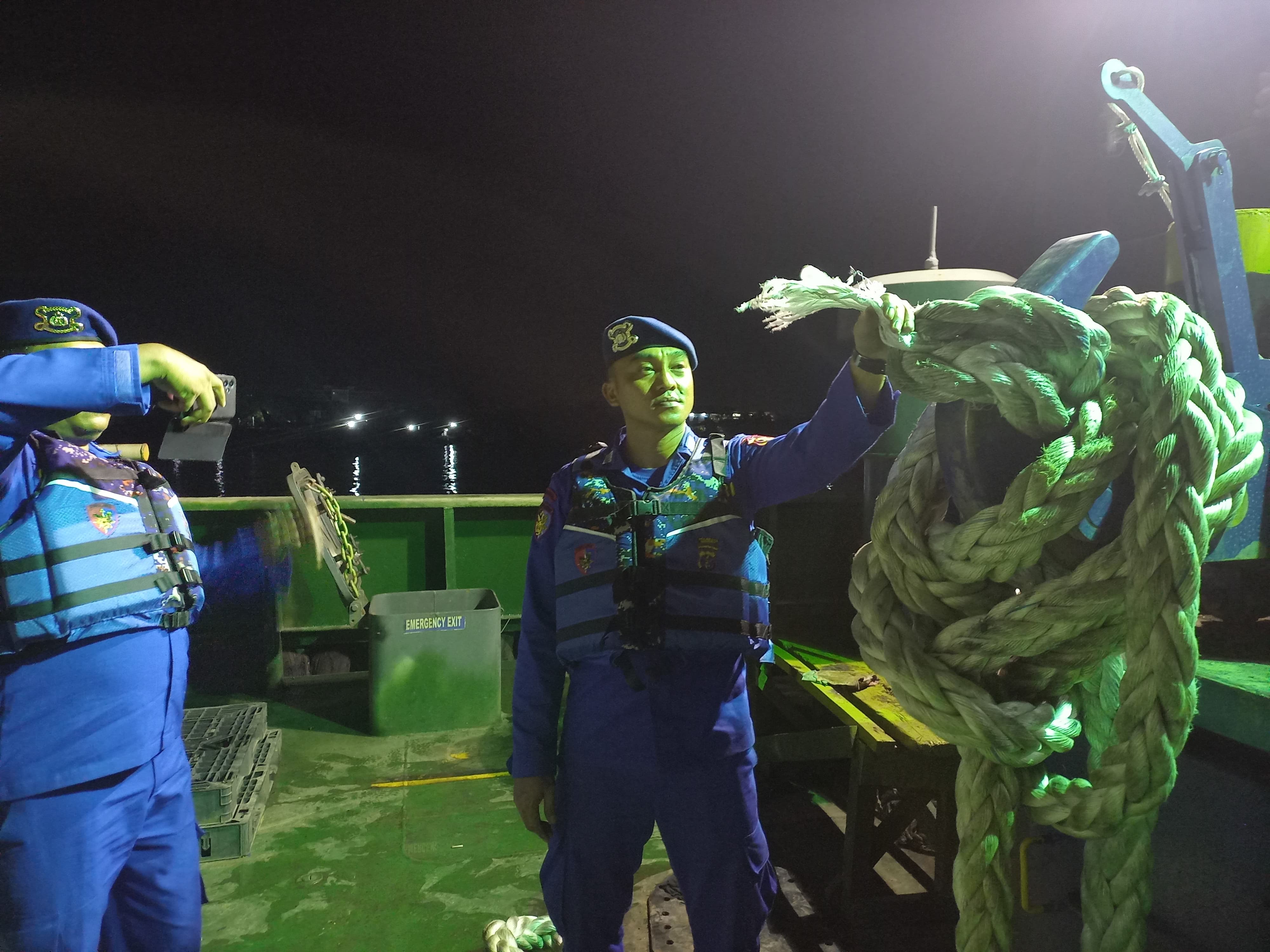 PUTUS: Tali towing yang menarik tongkang Azamara 3035 putus. (FOTO/EKO PRALISTIO)