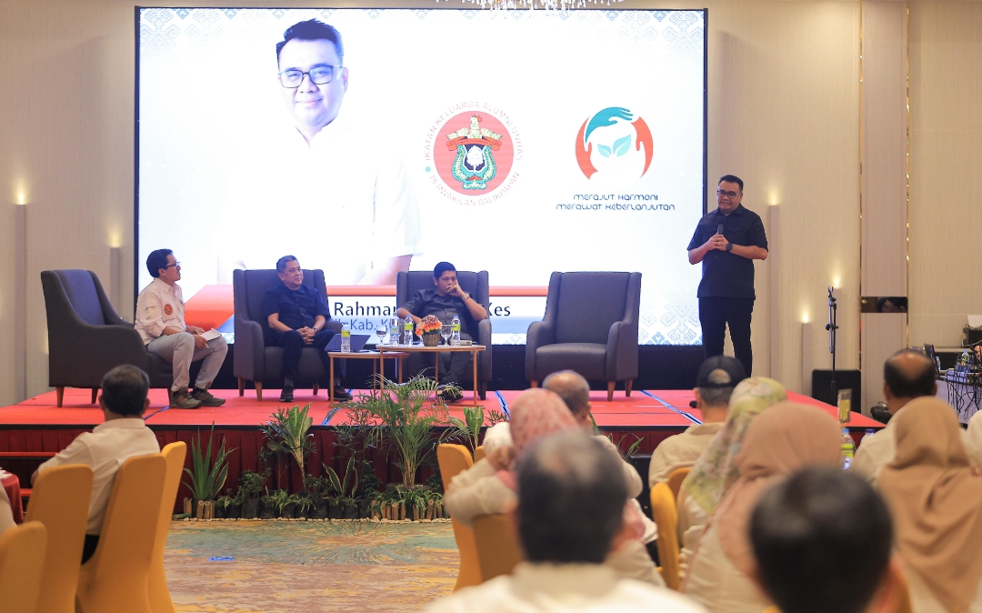 PEMIMPIN: Aulia Rahman Basri berbagi kisah perjalanan kariernya dari lulusan Unhas hingga terpilih sebagai Bupati Kukar dalam Seminar Nasional IKA Unhas Balikpapan 2025, Minggu (27/4/2025).