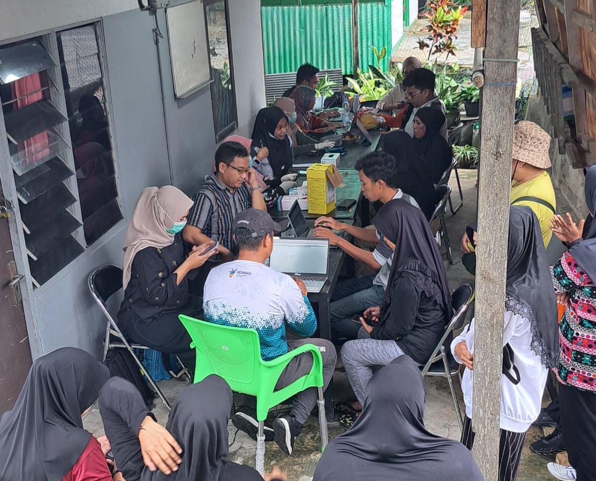 Warga di RT 15, 16, dan 17 Kelurahan Gunung Elai mengikuti program cek kesehatan gratis. (ADIEL KUNDHARA/KP)