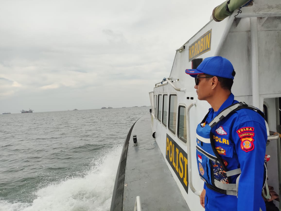 KEGIATAN RUTIN: Patroli perairan dilakukan Ditpolairud Polda Kaltim, mengantisipasi kecelakaan dan kejahatan menimpa kapal.
