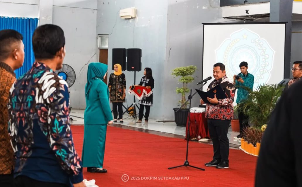 TANGGUNG JAWAB: Mudyat Noor melantik Pengurus TP-PKK PPU sekaligus Dekranasda dan Forum Kabupaten Sehat Periode 2025-2030.