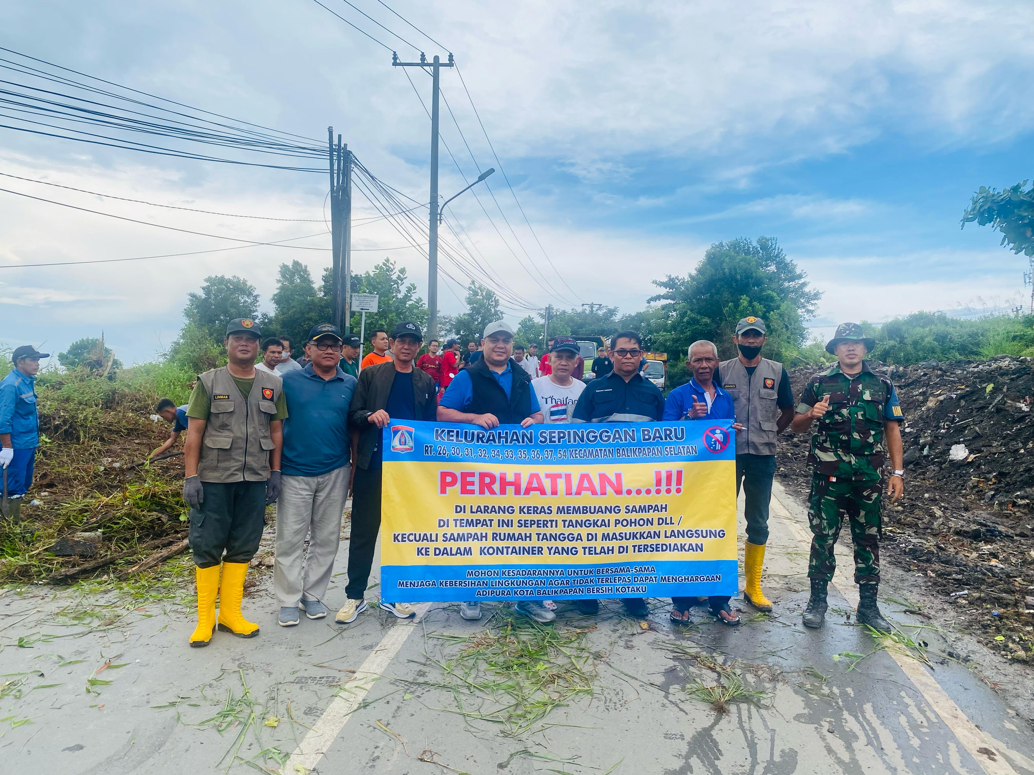 Camat Balikpapan Selatan Muhammad Hakim, Lurah Sepinggan Baru Sarbin dan pihak lainnya bersama-sama membersihkan penumpukan sampah liar yang mengganggu lingkungan di Kawasan TPS.