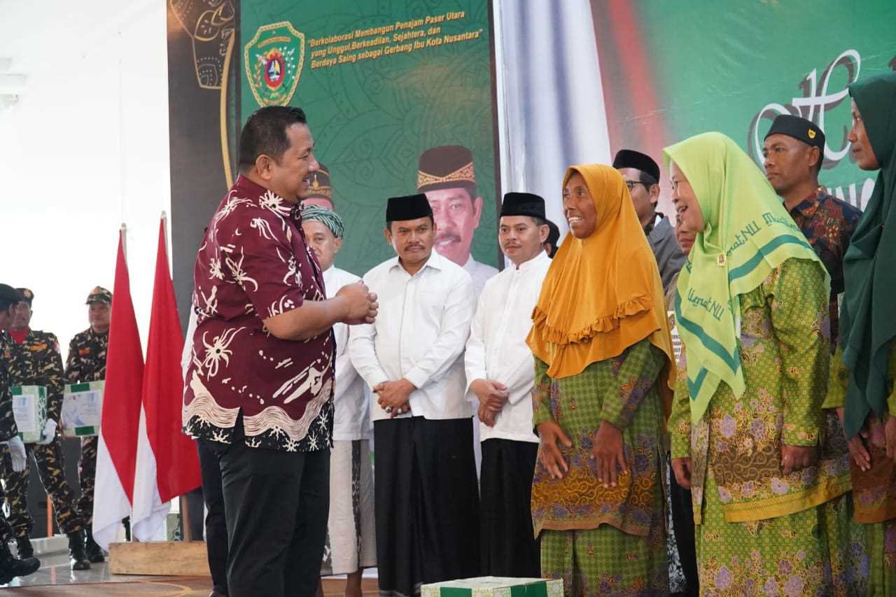 AKRAB: Mudyat Noor bersenda gurau dengan pengurus NU PPU.&nbsp;