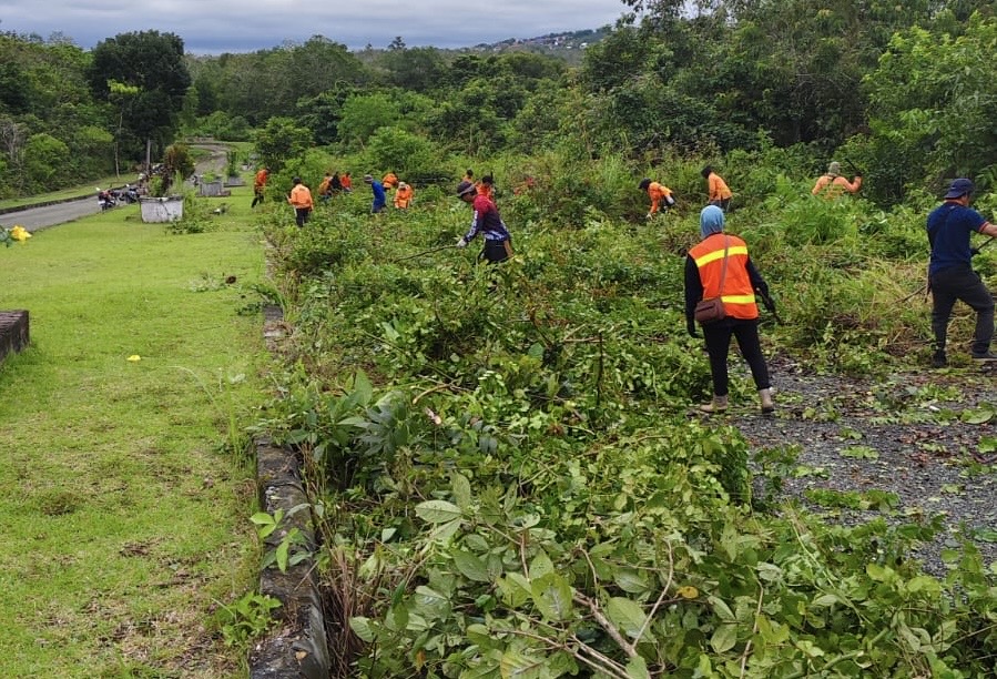 INISIATIF: Petugas saat membersihkan jalan dua jalur di kawasan rumah dinas wakil ketua DPRD Kubar.