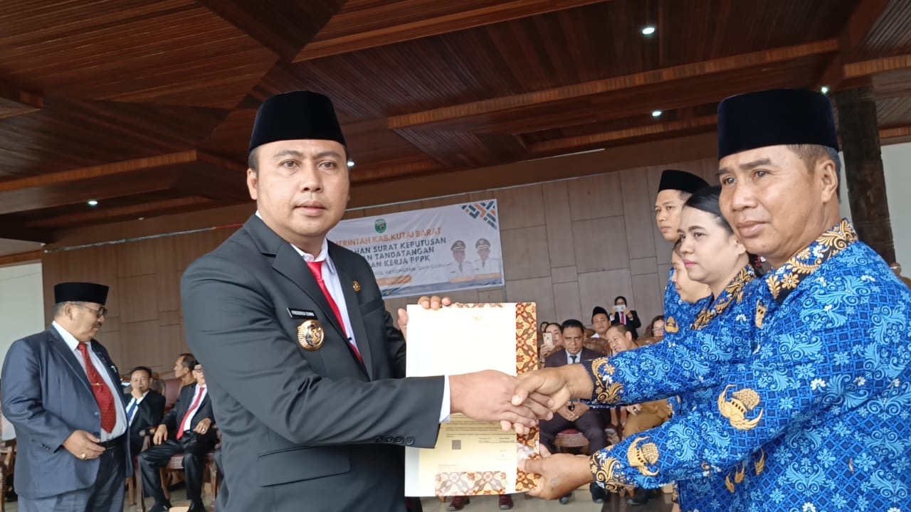 Bupati Kutai Barat Frederick Edwin saat menyerahkan SK pengangkatan ASN secara simbolis.
