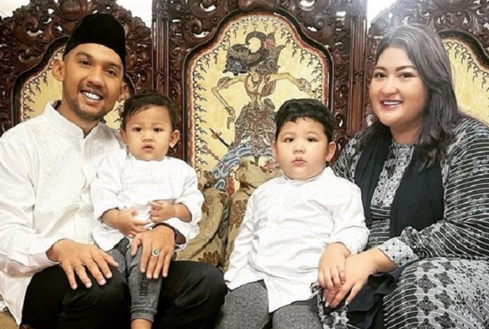 Arsyan dan Aryandra, dua cucu tampan Annisa Trihapsari, tumbuh bahagia bersama Danvy Rukmana dan Ajie Maryulis.