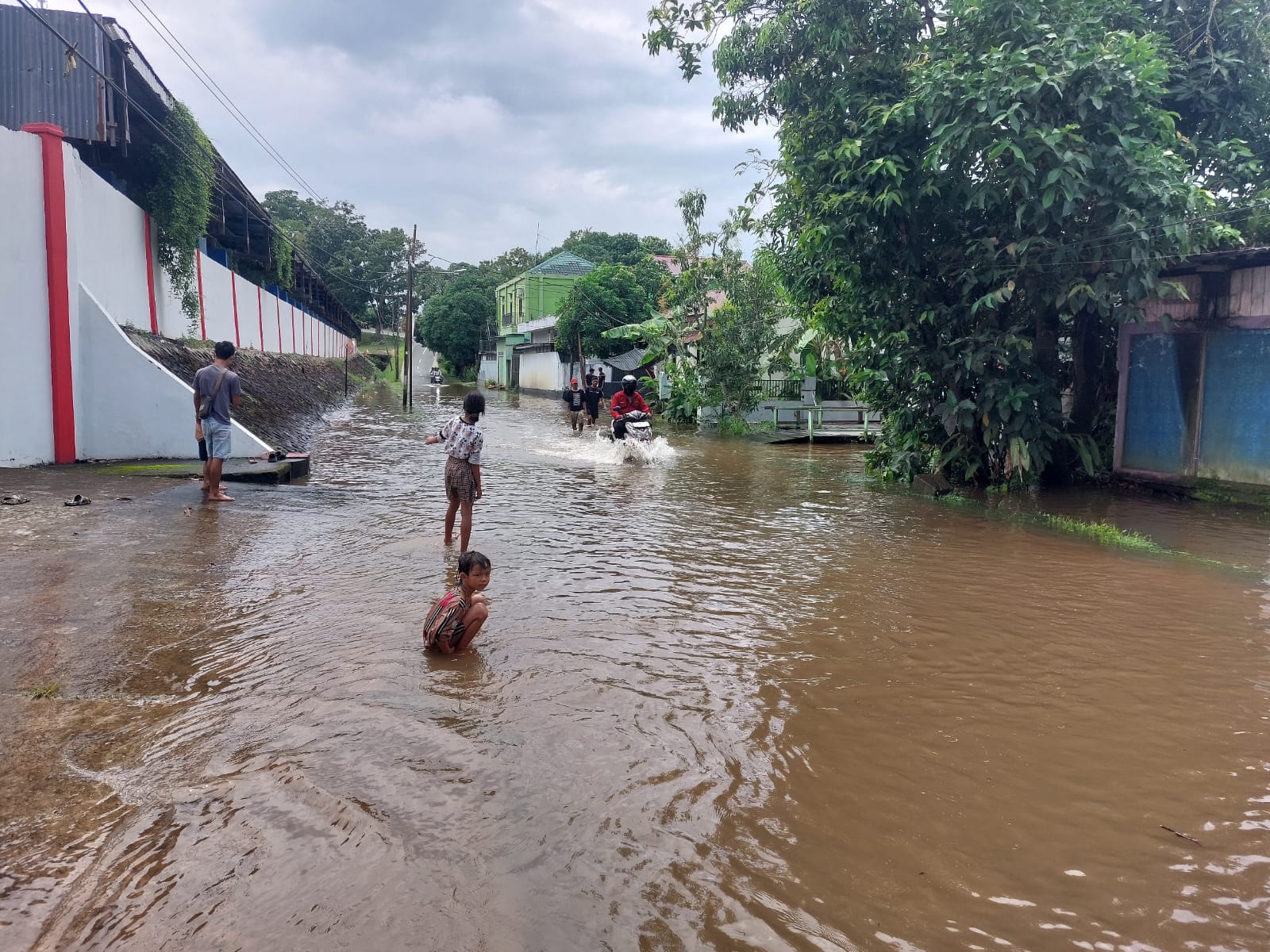 BANJIR: Genangan air di Jalan Stadion Timur, Kelurahan Panji, Tenggarong.