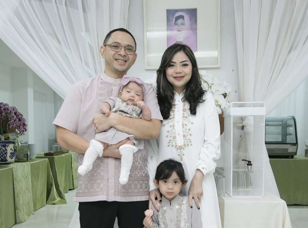 Danny Rukmana dan Raiyah Chitra Caesaria bersama kedua putrinya, Kiara dan Kiana.