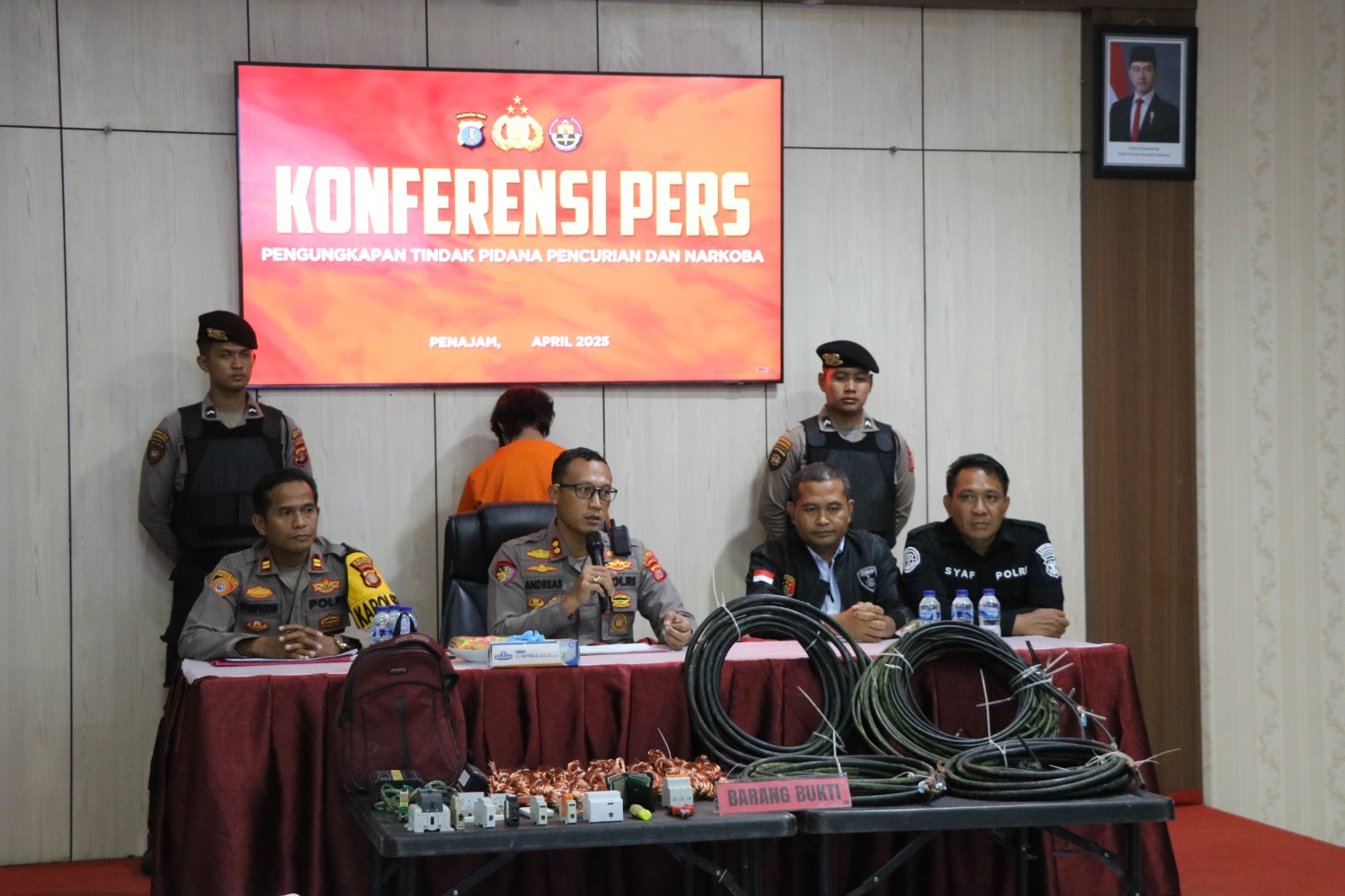 KONFERENSI: Kapolres PPU, AKBP Andreas Alek Danantara (pegang mik) saat konferensi pers mengungkap kasus pencurian di dua lokasi berbeda di wilayah hukum Polres PPU. (FOTO: IST)