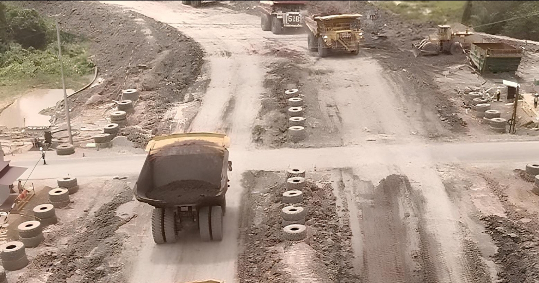 PARAH:Aktivitas Hauling Batu Bara oleh KPC yang menggunakan jalan nasional sebagai titik penyebrangan.