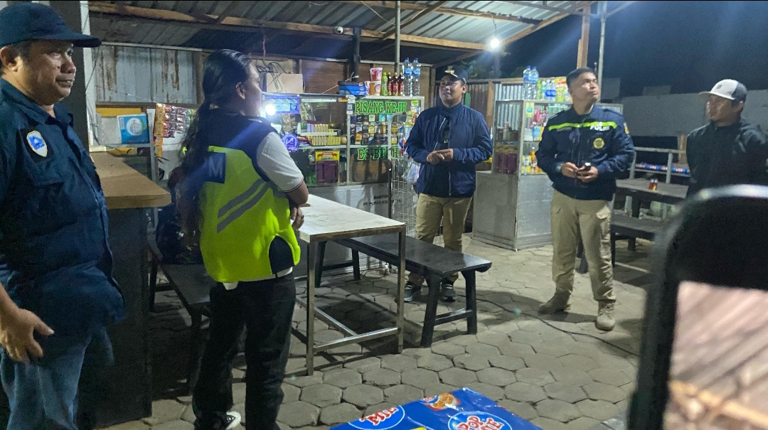 SASAR TEMPAT BERKUMPUL: Tim gabungan dari Kelurahan Gunung Elai melakukan patroli kepada pelajar yang melanggar jam wajib belajar di kompleks Perum Bukit Sekatup Damai.