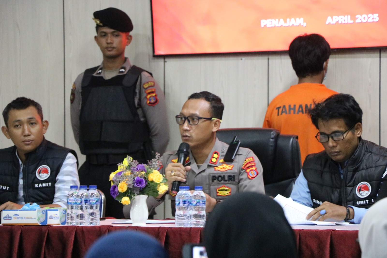 DITANGKAP: Tersangka pengedar narkoba yang ditangkap dihadirkan oleh Polres PPU dalam konferensi pers yang dipimpin Kapolres PPU, AKBP Andreas Alek Danantara.