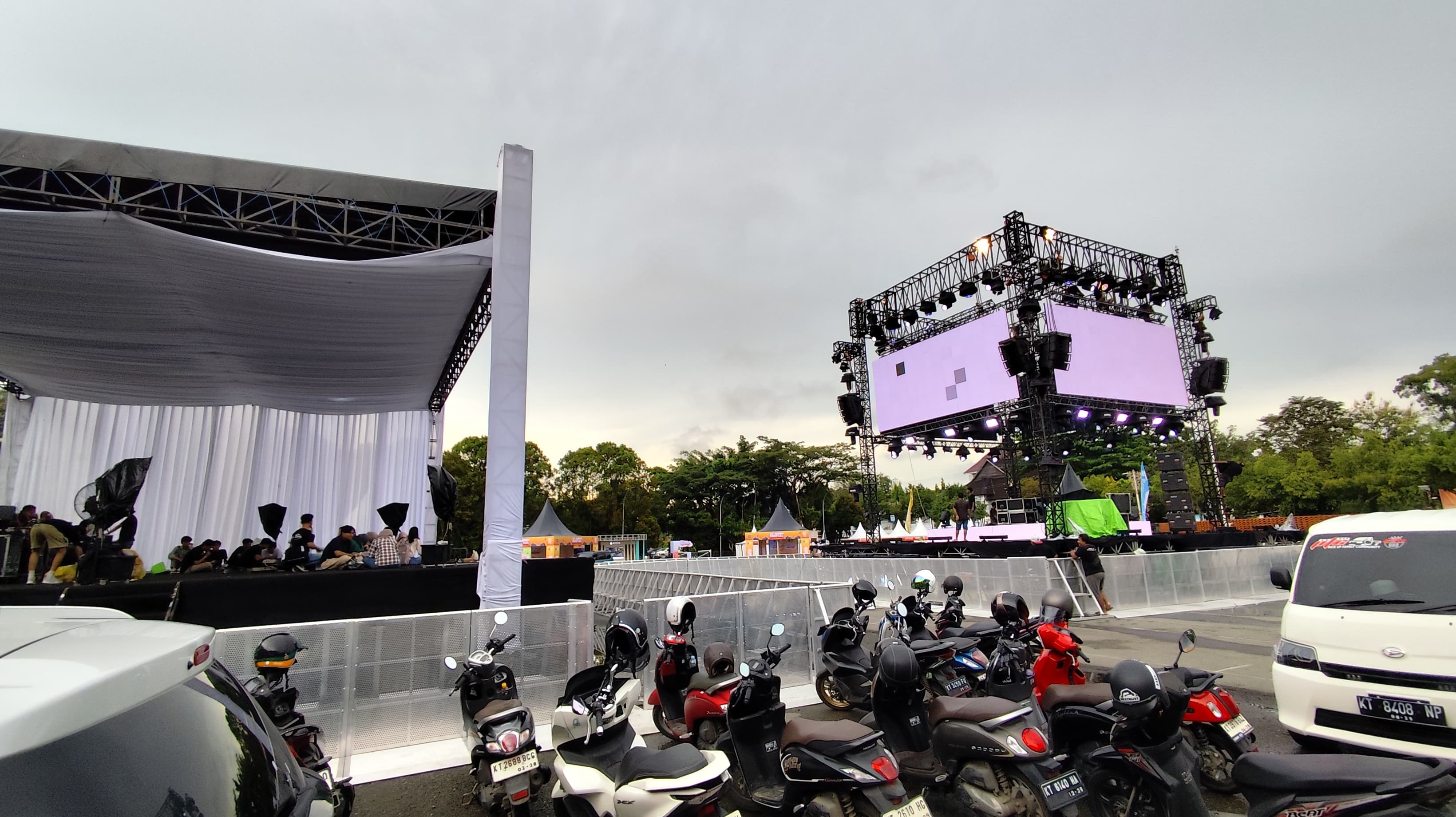 TAHAP AKHIR: Beberapa petugas menyiapkan panggung konser dalam perhelatan Samarinda Festival 2025 yang diadakan di lapangan parkir GOR Segiri, Selasa (29/4).