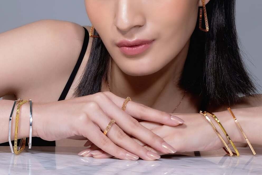 DIPAKAI: Salah satu alasan emasidentik dengan Perempuan karena emas sering kali digunakan untuk perhiasan, seperti cincin, gelang, kalung, dan anting.