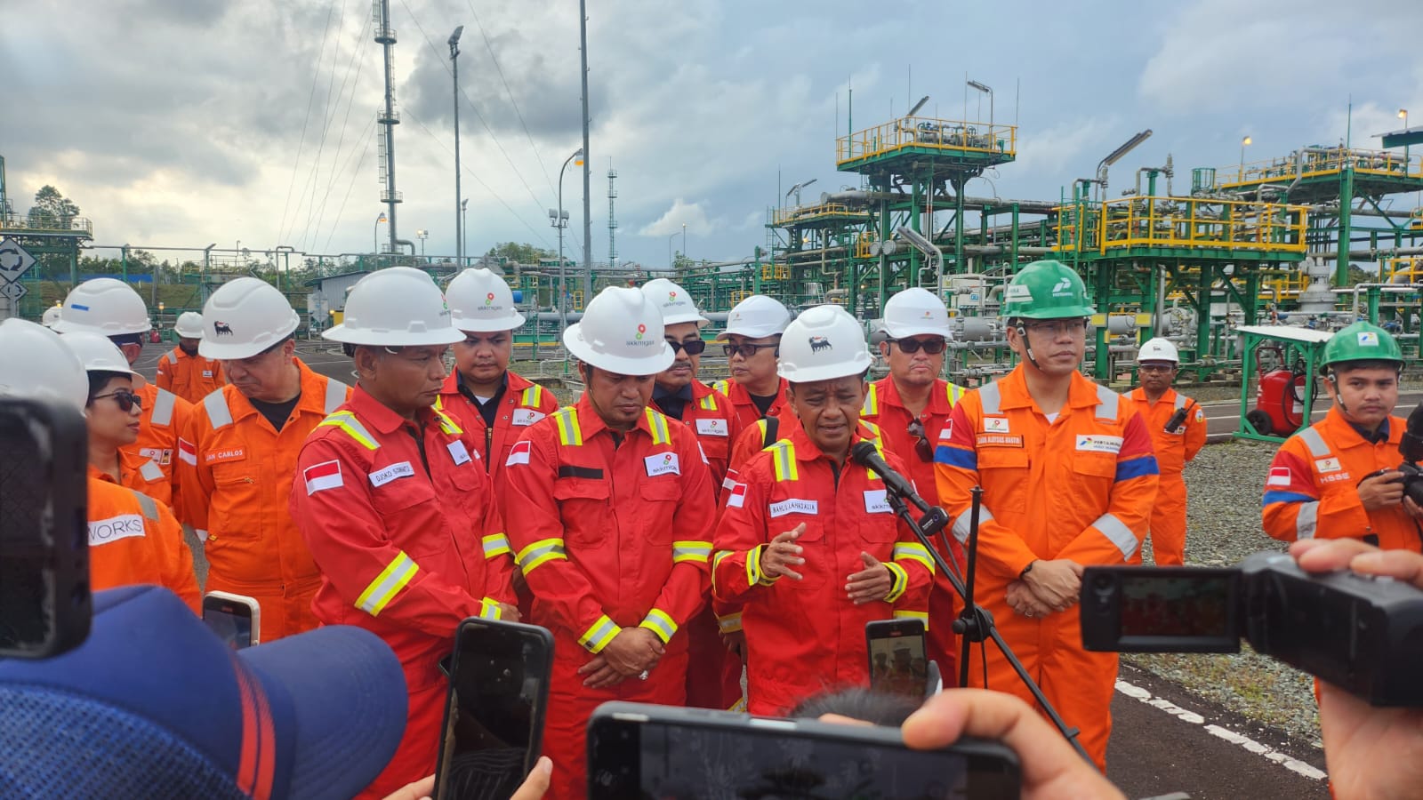 Menteri Energi dan Sumber Daya Mineral (ESDM) Bahlil Lahadalia melakukan kunjungan kerja ke Kalimantan Timur (Kaltim) pada Rabu, (30/4). (Foto: Ulil)