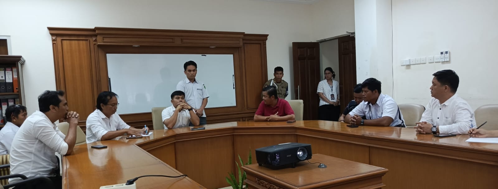 KEPEGAWAIAN: Perwakilan tenaga honorer R2 dan R3 saat diterima di ruang pertemuan BPSDM Kubar.