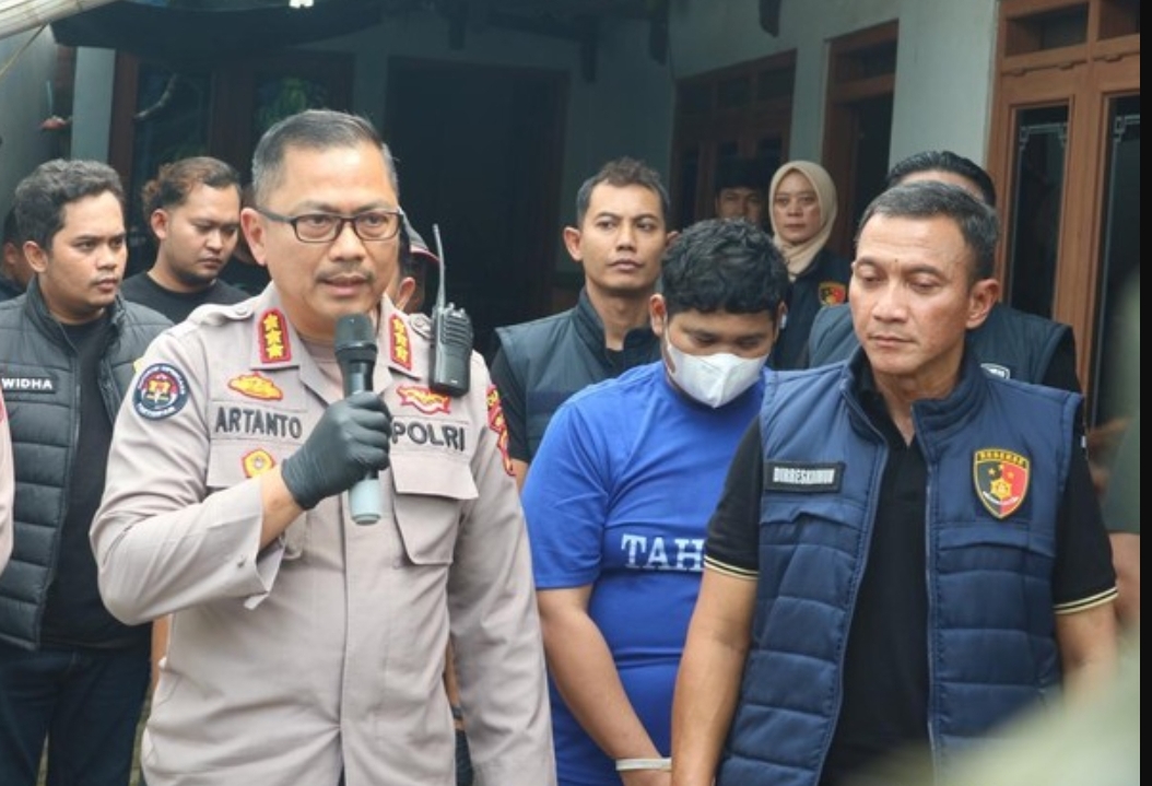 Tersangka S bersama petugas Polda Jawa Tengah seusai mengikuti penggeledahan di Desa Sendang, Kecamatan Kalinyamatan Kabupaten Jepara, Jawa Tengah. (FOTO: IST)