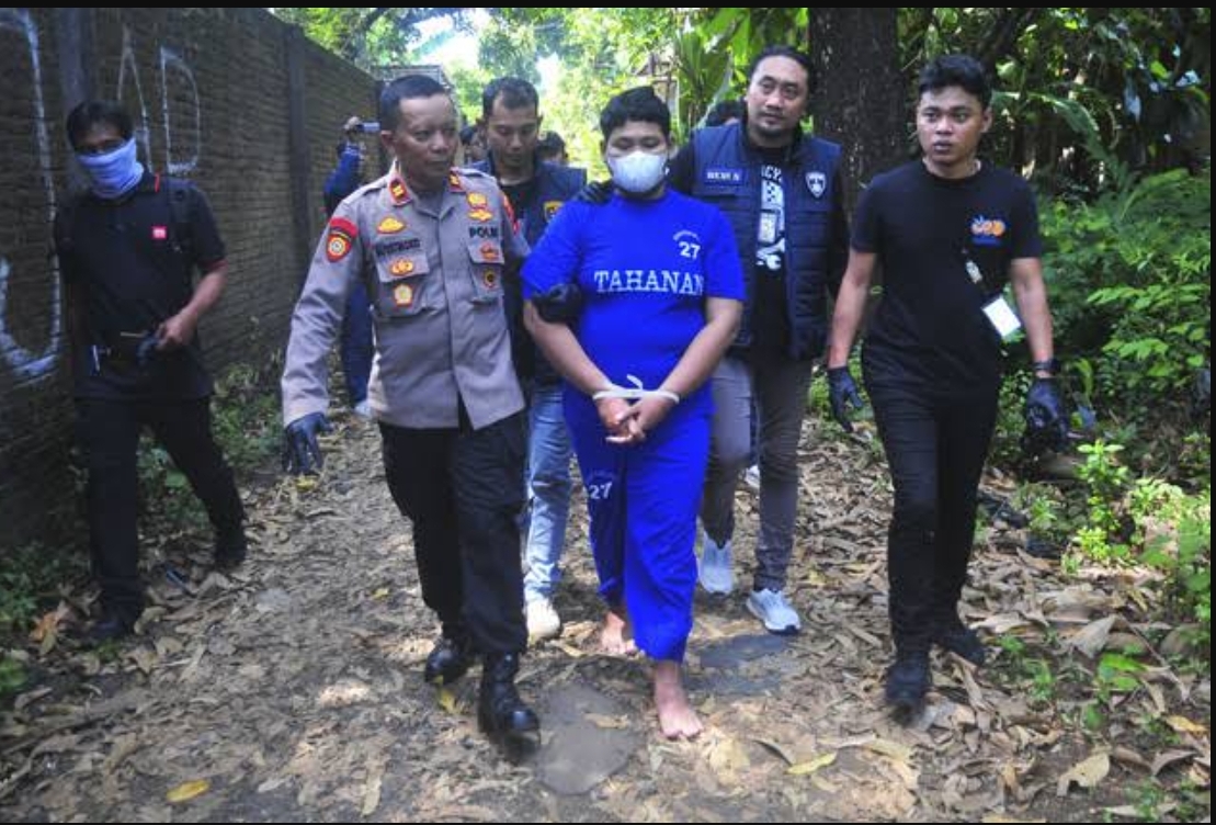 Tersangka S saat pengumpulan barang bukti di rumah tersangka di Desa Sendang, Kecamatan Kalinyamatan, Kabupaten Jepara. (FOTO: IST)