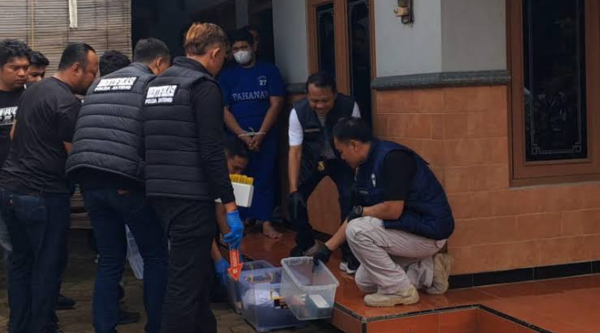 Petugas mengamankan barang bukti yang ditemukan di rumah tersangka S di Desa Sendang, Kecamatan Kalinyamatan Kabupaten Jepara, Jawa Tengah. (FOTO: IST)