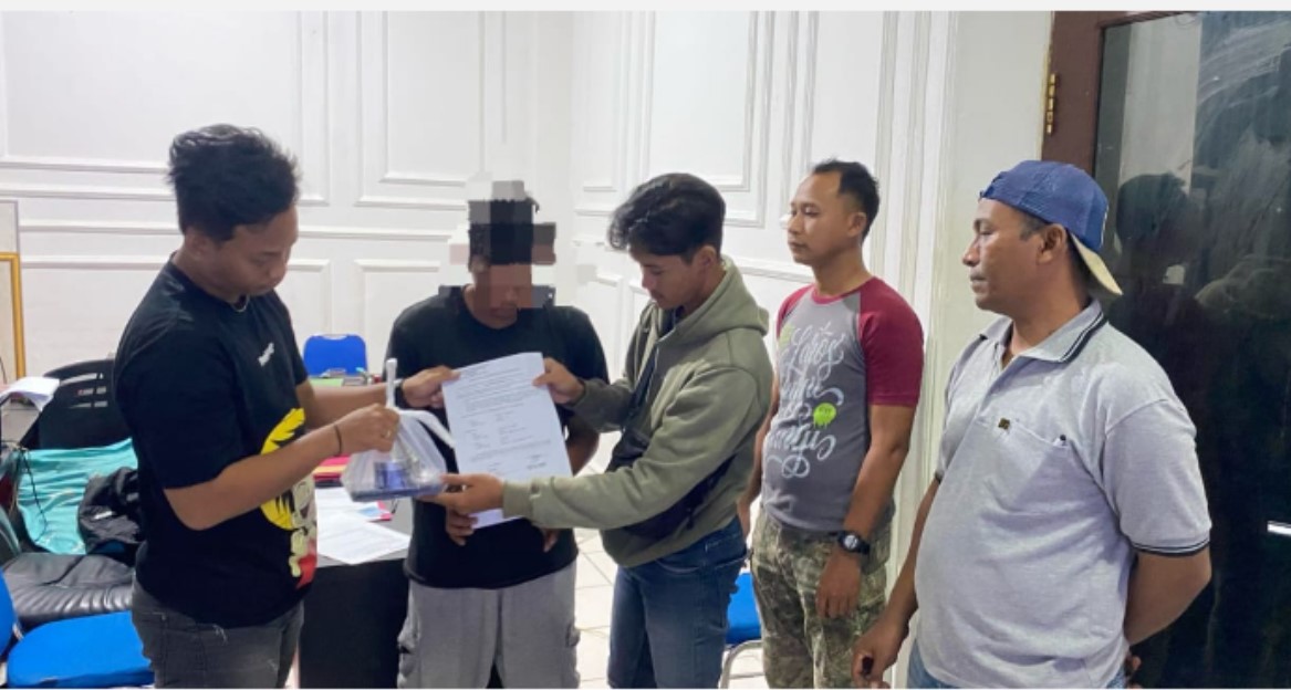 DICIDUK POLISI: DI (dua kiri) saat ditangkap bersama barang bukti sabu yang disimpan pada bungkus produk penata rambut Pomade.