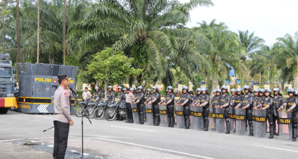 SISPAMKOTA: Kapolres PPU, AKBP Andreas Alek Danantara memimpin upacara gelar Latihan sispamkota untuk antisipasi keamanan Hari Buruh Internasional 1 Mei 2025.